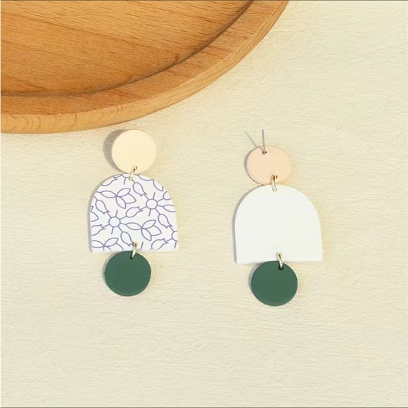 Flower pattern dangle earrings - Picture 2 of 3